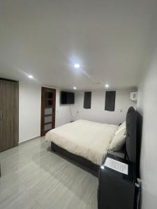 1 dormitorio con 1 cama y monitores en la pared en Piscadera bay resort 15c en Willemstad