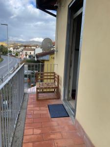 eine Bank auf dem Balkon eines Gebäudes in der Unterkunft Ma maison jolie in Incisa in Valdarno