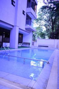 ein leerer Pool vor einem Gebäude in der Unterkunft El ma Furnished Apartment in Nairobi