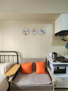A bed or beds in a room at New Cute&Cozy Fully Furnished Studio - Avida Towers