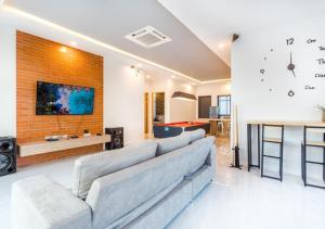 Ban Bo Fai (1)的住宿－Melancia Pool Villa Hua-Hin，带沙发和电视的客厅