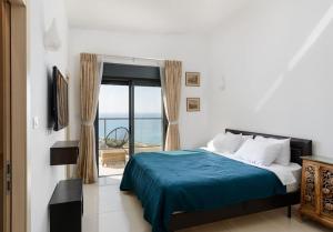 a bedroom with a bed with a view of the ocean at Jacuzzi Penthouse with wide Sea View in Natanya in Netanya
