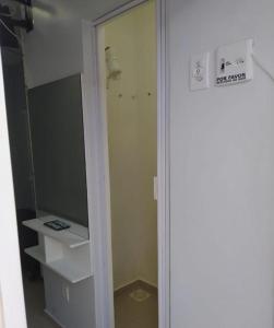 uma casa de banho com um espelho e um lavatório num quarto em Pousada Do Futuro em Fortaleza