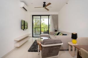 sala de estar con sofá y mesa en Лагуна Пхукет Апартаменты 2 спальни 300 метров до пляжа Бангтао, en Phuket