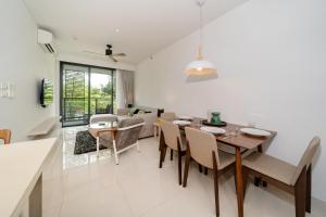 comedor y sala de estar con mesa y sillas en Лагуна Пхукет Апартаменты 2 спальни 300 метров до пляжа Бангтао, en Phuket