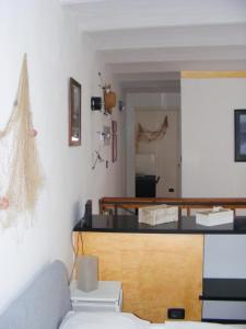 ein Wohnzimmer mit einem Sofa und einem Spiegel in der Unterkunft Dai Pescatori Nervi in Genua