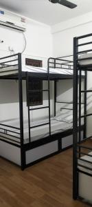 Двухъярусная кровать или двухъярусные кровати в номере Raen Basera Home Stay