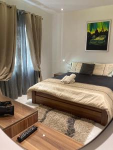 1 dormitorio con cama y mesa con mando a distancia en Side SeaView 3Bedrooms Apartment Sliema steps from Promenade and Sliema Ferry, en Sliema