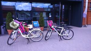drie fietsen geparkeerd voor een gebouw bij Marina Grudziądz in Grudziądz +12 foto's