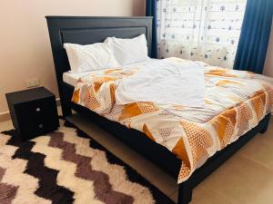 Een bed of bedden in een kamer bij Oaklands Apartments