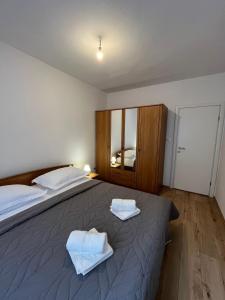 um quarto com uma cama grande com duas toalhas em Apartment Ines em Omiš