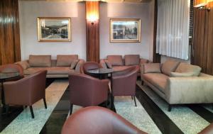 A seating area at Grand Hotel Europa Rivisondoli Centro