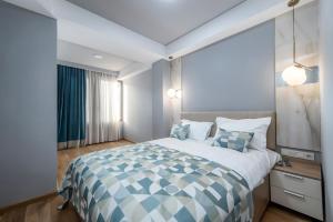Un pat sau paturi într-o cameră la Metekhi Boutique Hotel