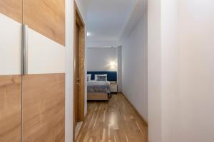 Un pat sau paturi într-o cameră la Metekhi Boutique Hotel