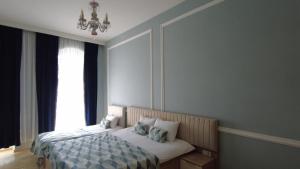 Un pat sau paturi într-o cameră la Metekhi Boutique Hotel
