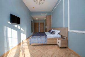 Un pat sau paturi într-o cameră la Metekhi Boutique Hotel