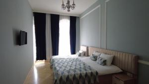 Un pat sau paturi într-o cameră la Metekhi Boutique Hotel