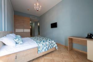 Un pat sau paturi într-o cameră la Metekhi Boutique Hotel