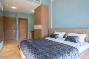 Un pat sau paturi într-o cameră la Metekhi Boutique Hotel