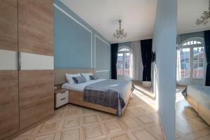 Un pat sau paturi într-o cameră la Metekhi Boutique Hotel