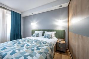 Un pat sau paturi într-o cameră la Metekhi Boutique Hotel