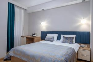 Un pat sau paturi într-o cameră la Metekhi Boutique Hotel