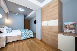 Un pat sau paturi într-o cameră la Metekhi Boutique Hotel