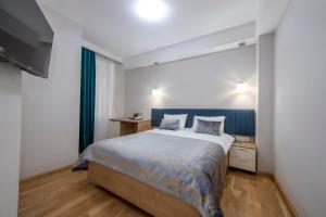 Un pat sau paturi într-o cameră la Metekhi Boutique Hotel