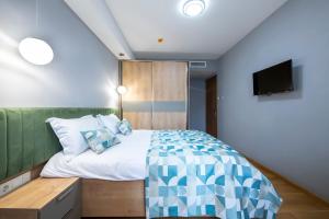 Un pat sau paturi într-o cameră la Metekhi Boutique Hotel