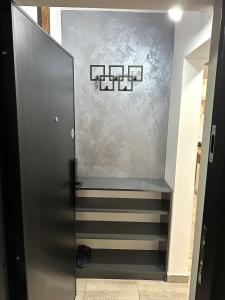 pasillo con escalera y ascensor de metal en Casa Darius 2 en Alexandria