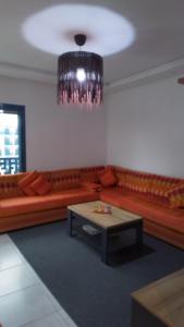 - un salon avec un canapé et une table basse dans l'établissement Costa Mar , avenue Miramar, à Martil