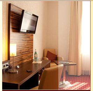 Zimmer mit einem Schreibtisch und einem TV an der Wand in der Unterkunft Hotel- Restaurant Poststuben in Bensheim