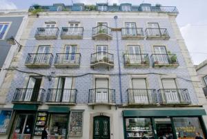 um edifício com varandas ao lado em PN STYLISH & CENTRAL- view to tram 28! em Lisboa