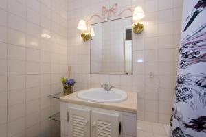 uma casa de banho com um lavatório e um espelho em PN STYLISH & CENTRAL- view to tram 28! em Lisboa
