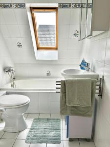 een witte badkamer met een wastafel en een toilet bij Ferienwohnung Paulita in Soltau