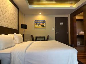 Postel nebo postele na pokoji v ubytování Aonang Hill Krabi-SHA Extra Plus