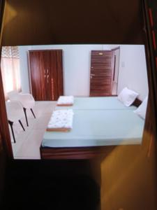 Cette chambre comprend un lit avec des chaises et une commode. dans l'établissement Vaatsaly Rooms, à Indore