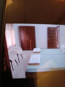 une chambre avec des chaises, une table et un miroir dans l'établissement Vaatsaly Rooms, à Indore