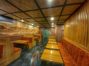 una fila de mesas y sillas en un restaurante en ICON Venue and Suites en General Santos