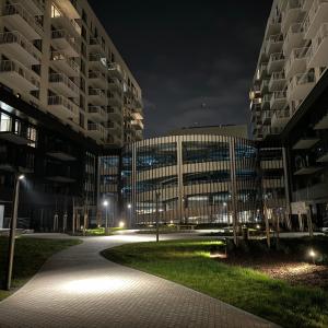 una vista notturna di un edificio di notte di Xclusive luxury Silk District a Iaşi