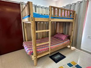 Poschodová posteľ alebo postele v izbe v ubytovaní The Hill Site Lodge & Camp