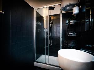 a bathroom with a glass shower and a sink at Elegante a due passi dal mare in Alassio +22 photos