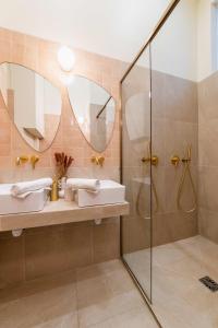 ein Bad mit 2 Waschbecken und einer Dusche in der Unterkunft Charmant appartement moderne haut marais - 4P in Paris