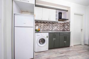uma cozinha com um frigorífico e uma máquina de lavar roupa em seyir royal em Kayseri
