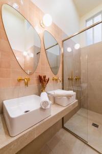 ein Bad mit einem Waschbecken und einem Spiegel in der Unterkunft Charmant appartement moderne haut marais - 4P in Paris