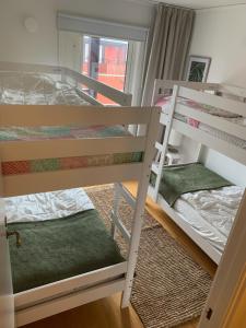 two bunk beds in a room with a window at Strandlägenhet Byxelkrok, Öland in Byxelkrok