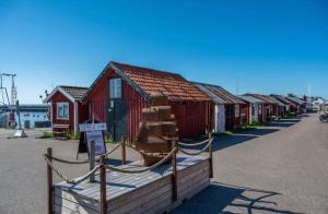 a row of red houses in a row at Strandlägenhet Byxelkrok, Öland in Byxelkrok +13 photos