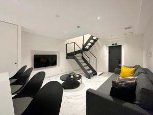 広島市にあるb hotel Rijodori - Modern 6ppl City Apt with Breakfast Includedのソファと階段のあるリビングルーム +20枚の写真