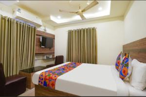Łóżko lub łóżka w pokoju w obiekcie Hotel Raj vihar residency