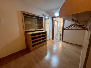 ein Wohnzimmer mit einem großen Fenster und einem Holzboden in der Unterkunft Le terrazze di Dany (attico su Roma) in Frascati